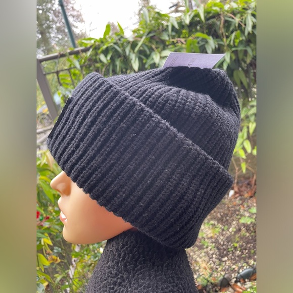 Coach Ribbed Black Beanie. - Picture 11 of 15